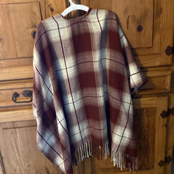 Hollister shawl - Picture 2 of 3